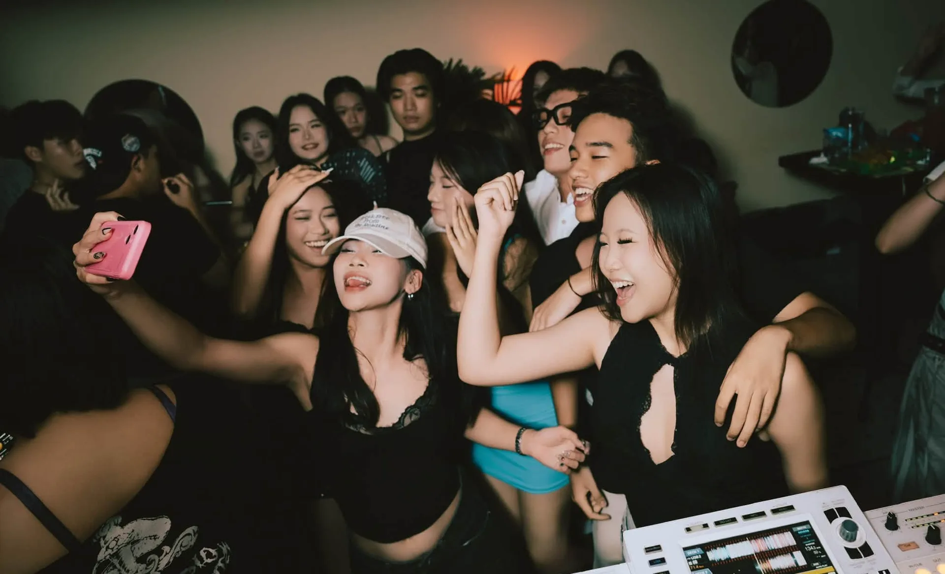 Hội bạn cười đùa bên bàn DJ trắng tại Block B