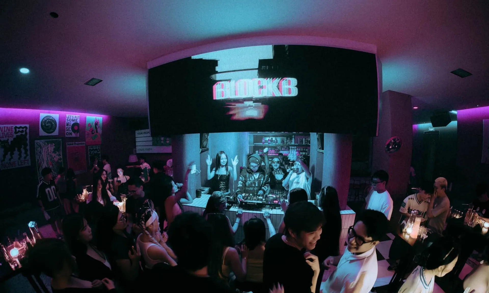 Màn LED chữ BLOCKB dưới vòm trần và bốt DJ gạch men trắng tại Block B Hà Nội